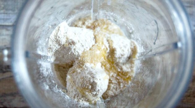 Banana, oatmeal powder, honey and coconut oil in a blender