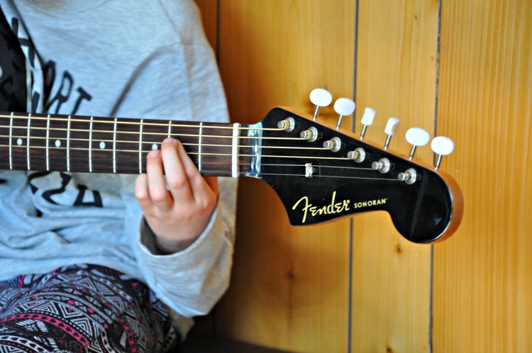 Kaylee taking guitar lessons online through Fender Play