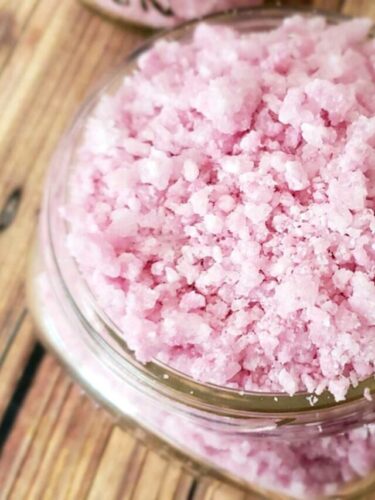 Do you want to learn how to make fun DIY beauty products for Christmas gifts? This all natural Pop Rocks fizzing bath salts recipe is perfect for a fun DIY spa gift with an 80s theme! 