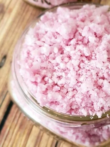 Do you want to learn how to make fun DIY beauty products for Christmas gifts? This all natural Pop Rocks fizzing bath salts recipe is perfect for a fun DIY spa gift with an 80s theme! 